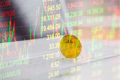 Σύγχρονος τρόπος της ανταλλαγής Το Bitcoin είναι κατάλληλη πληρωμή σε σφαιρικό Στοκ Εικόνες Σύγχρονος τρόπος της ανταλλαγής Το Bitcoin είναι κατάλληλη πληρωμή σε σφαιρικό Στοκ Εικόνες