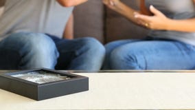 Σύζυγος που χωρίζει αφήνοντας το γαμήλιο δαχτυλίδι Σύζυγος που χωρίζει αφήνοντας το γαμήλιο δαχτυλίδι