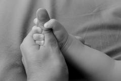 Σύμβολο της ένωσης μεταξύ του πατέρα και του γιου Το παιδί κρατά τον αντίχειρα του πατέρα με το χέρι του στοκ φωτογραφία με δικαίωμα ελεύθερης χρήσης Σύμβολο της ένωσης μεταξύ του πατέρα και του γιου Το παιδί κρατά τον αντίχειρα του πατέρα με το χέρι του στοκ φωτογραφία με δικαίωμα ελεύθερης χρήσης