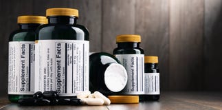 Σύνθεση με τα διαιτητικά εμπορευματοκιβώτια συμπληρωμάτων Χάπια φαρμάκων στοκ φωτογραφία με δικαίωμα ελεύθερης χρήσης Σύνθεση με τα διαιτητικά εμπορευματοκιβώτια συμπληρωμάτων Χάπια φαρμάκων στοκ φωτογραφία με δικαίωμα ελεύθερης χρήσης