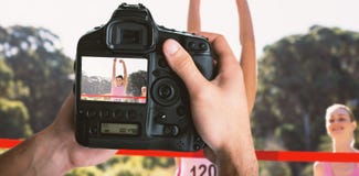 Σύνθετη εικόνα της καλλιεργημένης εικόνας των χεριών που κρατά τη κάμερα στοκ φωτογραφίες Σύνθετη εικόνα της καλλιεργημένης εικόνας των χεριών που κρατά τη κάμερα στοκ φωτογραφίες
