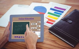 Σύνθετη εικόνα της σύνθετης εικόνας των σε απευθείας σύνδεση σειρών μαθημάτων στοκ εικόνα με δικαίωμα ελεύθερης χρήσης Σύνθετη εικόνα της σύνθετης εικόνας των σε απευθείας σύνδεση σειρών μαθημάτων στοκ εικόνα με δικαίωμα ελεύθερης χρήσης