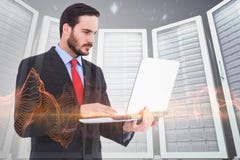 Σύνθετη εικόνα του επιχειρηματία που χρησιμοποιεί το lap-top του Στοκ εικόνες με δικαίωμα ελεύθερης χρήσης Σύνθετη εικόνα του επιχειρηματία που χρησιμοποιεί το lap-top του Στοκ εικόνες με δικαίωμα ελεύθερης χρήσης