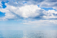 Σύννεφα στο μπλε ουρανό πέρα από το ήρεμο νερό Azov της θάλασσας στοκ εικόνες με δικαίωμα ελεύθερης χρήσης Σύννεφα στο μπλε ουρανό πέρα από το ήρεμο νερό Azov της θάλασσας στοκ εικόνες με δικαίωμα ελεύθερης χρήσης