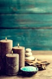 Σύνολο για τις επεξεργασίες SPA με τα καλλυντικά προϊόντα για την προσοχή και τη χαλάρωση σωμάτων Στοκ Εικόνες Σύνολο για τις επεξεργασίες SPA με τα καλλυντικά προϊόντα για την προσοχή και τη χαλάρωση σωμάτων Στοκ Εικόνες