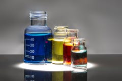 Σύνολο εργαστηριακών μπουκαλιών με το υγρό στοκ εικόνες Σύνολο εργαστηριακών μπουκαλιών με το υγρό στοκ εικόνες