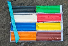 Σύνολο ζωηρόχρωμων ραβδιών plasticine που απομονώνεται στο ξύλινο υπόβαθρο Κομμάτι αργίλου διαμόρφωσης ουράνιων τόξων για το παιχ στοκ φωτογραφία με δικαίωμα ελεύθερης χρήσης Σύνολο ζωηρόχρωμων ραβδιών plasticine που απομονώνεται στο ξύλινο υπόβαθρο Κομμάτι αργίλου διαμόρφωσης ουράνιων τόξων για το παιχ στοκ φωτογραφία με δικαίωμα ελεύθερης χρήσης