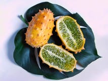 Σύνολο και μισά φρούτων kiwano στο φύλλο στοκ φωτογραφίες Σύνολο και μισά φρούτων kiwano στο φύλλο στοκ φωτογραφίες