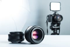Σύνολο φακών DSLR σε έναν άσπρο πίνακα στο stuidio, στα πλαίσια της κάμερας DSLR στο φως και softbox στοκ φωτογραφίες Σύνολο φακών DSLR σε έναν άσπρο πίνακα στο stuidio, στα πλαίσια της κάμερας DSLR στο φως και softbox στοκ φωτογραφίες