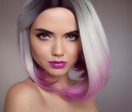Σύντομο hairstyle βαριδιών Ombre ξανθό Όμορφη χρωματίζοντας γυναίκα τρίχας στοκ φωτογραφίες με δικαίωμα ελεύθερης χρήσης Σύντομο hairstyle βαριδιών Ombre ξανθό Όμορφη χρωματίζοντας γυναίκα τρίχας στοκ φωτογραφίες με δικαίωμα ελεύθερης χρήσης