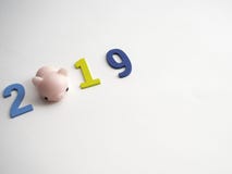 Σώζοντας έννοια αριθμού 2019 Piggy ζωηρόχρωμη ξύλινη στοκ φωτογραφία με δικαίωμα ελεύθερης χρήσης Σώζοντας έννοια αριθμού 2019 Piggy ζωηρόχρωμη ξύλινη στοκ φωτογραφία με δικαίωμα ελεύθερης χρήσης