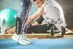 Σώμα και μυαλό workout στο στούντιο ικανότητας σοφιτών στοκ εικόνες Σώμα και μυαλό workout στο στούντιο ικανότητας σοφιτών στοκ εικόνες