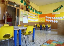 Τάξη παιδικών σταθμών με τις καρέκλες και πίνακας με τα σχέδια του CH στοκ φωτογραφίες με δικαίωμα ελεύθερης χρήσης Τάξη παιδικών σταθμών με τις καρέκλες και πίνακας με τα σχέδια του CH στοκ φωτογραφίες με δικαίωμα ελεύθερης χρήσης