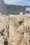 τάφρος η τάφρος από τον εκσκαφέα Στοκ φωτογραφίες με δικαίωμα ελεύθερης χρήσης τάφρος η τάφρος από τον εκσκαφέα Στοκ φωτογραφίες με δικαίωμα ελεύθερης χρήσης