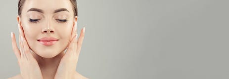 Τέλειο θηλυκό πρόσωπο Όμορφο πρότυπο με το σαφές πορτρέτο κινηματογραφήσεων σε πρώτο πλάνο δερμάτων στο υπόβαθρο εμβλημάτων στοκ εικόνες Τέλειο θηλυκό πρόσωπο Όμορφο πρότυπο με το σαφές πορτρέτο κινηματογραφήσεων σε πρώτο πλάνο δερμάτων στο υπόβαθρο εμβλημάτων στοκ εικόνες