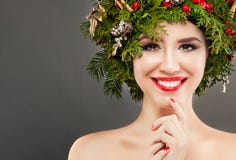 Τέλειο χαμόγελο κοριτσιών Χριστουγέννων Όμορφο πρότυπο με το χαριτωμένο χαμόγελο στοκ φωτογραφίες με δικαίωμα ελεύθερης χρήσης Τέλειο χαμόγελο κοριτσιών Χριστουγέννων Όμορφο πρότυπο με το χαριτωμένο χαμόγελο στοκ φωτογραφίες με δικαίωμα ελεύθερης χρήσης
