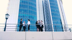 Τέσσερις επιχειρησιακές γυναίκες και δύο επιχειρησιακοί άνδρες που διοργανώνουν τη συζήτηση υπαίθρια σχετικά με μια θερινή ημέρα απόθεμα βίντεο Τέσσερις επιχειρησιακές γυναίκες και δύο επιχειρησιακοί άνδρες που διοργανώνουν τη συζήτηση υπαίθρια σχετικά με μια θερινή ημέρα απόθεμα βίντεο