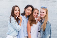 Τέσσερις καλύτερες φίλες που εξετάζουν τη κάμερα από κοινού άνθρωποι, τρόπος ζωής, φιλία, έννοια κλίσης E στοκ εικόνες Τέσσερις καλύτερες φίλες που εξετάζουν τη κάμερα από κοινού άνθρωποι, τρόπος ζωής, φιλία, έννοια κλίσης E στοκ εικόνες