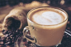 Τέχνη και cappuccino φλυτζανιών καφέ latte με καρδιά-διαμορφωμένος καμένος από το γάλα στον ξύλινο πίνακα με το ψήσιμο των φασολι στοκ εικόνες Τέχνη και cappuccino φλυτζανιών καφέ latte με καρδιά-διαμορφωμένος καμένος από το γάλα στον ξύλινο πίνακα με το ψήσιμο των φασολι στοκ εικόνες