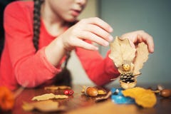 Τέχνη φθινοπώρου με τα παιδιά χαριτωμένη βάρκα παιδιών ` s με το άτομο φιαγμένο από φυσικά υλικά Διαδικασία στοκ φωτογραφία με δικαίωμα ελεύθερης χρήσης Τέχνη φθινοπώρου με τα παιδιά χαριτωμένη βάρκα παιδιών ` s με το άτομο φιαγμένο από φυσικά υλικά Διαδικασία στοκ φωτογραφία με δικαίωμα ελεύθερης χρήσης