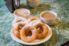 Τα donuts των ρωσικών εξυπηρετούν με την τήξη και τα καυτά φλυτζάνια καφέ στοκ εικόνα Τα donuts των ρωσικών εξυπηρετούν με την τήξη και τα καυτά φλυτζάνια καφέ στοκ εικόνα