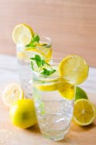 Τα glasss του mojito με το λεμόνι και το άχυρο κατανάλωσης Στοκ εικόνες με δικαίωμα ελεύθερης χρήσης Τα glasss του mojito με το λεμόνι και το άχυρο κατανάλωσης Στοκ εικόνες με δικαίωμα ελεύθερης χρήσης