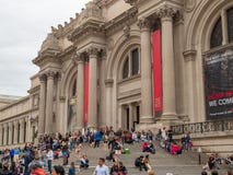 Τα goers και οι τουρίστες μουσείων στηρίζονται έξω στα βήματα του Μ στοκ φωτογραφία με δικαίωμα ελεύθερης χρήσης Τα goers και οι τουρίστες μουσείων στηρίζονται έξω στα βήματα του Μ στοκ φωτογραφία με δικαίωμα ελεύθερης χρήσης