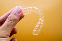 Τα teeths υπηρετών Invisalign, αυτό είναι ένας εξοπλισμός γιατί το orthodontist δίνει τον ασθενή στη orthodontic χειρουργική επέμ στοκ φωτογραφία με δικαίωμα ελεύθερης χρήσης Τα teeths υπηρετών Invisalign, αυτό είναι ένας εξοπλισμός γιατί το orthodontist δίνει τον ασθενή στη orthodontic χειρουργική επέμ στοκ φωτογραφία με δικαίωμα ελεύθερης χρήσης