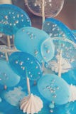 Τα άσπρα και μπλε γλυκά lollipops διακοσμούν ένα γλυκό κέικ για ένα αγόρι στα γενέθλιά του στοκ φωτογραφίες με δικαίωμα ελεύθερης χρήσης Τα άσπρα και μπλε γλυκά lollipops διακοσμούν ένα γλυκό κέικ για ένα αγόρι στα γενέθλιά του στοκ φωτογραφίες με δικαίωμα ελεύθερης χρήσης