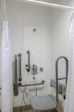 Τα άτομα με ειδικές ανάγκες πλημμυρίζουν την περιοχή με το κιγκλίδωμα και το κάθισμα στοκ φωτογραφία με δικαίωμα ελεύθερης χρήσης Τα άτομα με ειδικές ανάγκες πλημμυρίζουν την περιοχή με το κιγκλίδωμα και το κάθισμα στοκ φωτογραφία με δικαίωμα ελεύθερης χρήσης