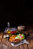 Τα αγροτικά γυροσκόπια το καλύπτουν πράσινες σφήνες σαλάτας και πατατών Στοκ εικόνες με δικαίωμα ελεύθερης χρήσης Τα αγροτικά γυροσκόπια το καλύπτουν πράσινες σφήνες σαλάτας και πατατών Στοκ εικόνες με δικαίωμα ελεύθερης χρήσης