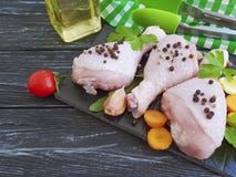Τα ακατέργαστα πόδια πουλιών κοτόπουλου, λεμόνι, σκόρδο, μαϊντανός, καρότα γευμάτων γαστρονομίας, προετοιμάζουν το πετρέλαιο σε έ Στοκ φωτογραφία με δικαίωμα ελεύθερης χρήσης Τα ακατέργαστα πόδια πουλιών κοτόπουλου, λεμόνι, σκόρδο, μαϊντανός, καρότα γευμάτων γαστρονομίας, προετοιμάζουν το πετρέλαιο σε έ Στοκ φωτογραφία με δικαίωμα ελεύθερης χρήσης