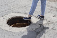 Τα βήματα κοριτσιών στον ανοικτό υπόνομο εκκολάπτουν στοκ φωτογραφίες Τα βήματα κοριτσιών στον ανοικτό υπόνομο εκκολάπτουν στοκ φωτογραφίες