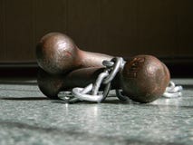 Τα γάντια και η αλυσίδα σιδήρου βρίσκονται στο πάτωμα στοκ εικόνα Τα γάντια και η αλυσίδα σιδήρου βρίσκονται στο πάτωμα στοκ εικόνα