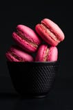 Τα γαλλικά macarons συσσωματώνουν τη ζωηρόχρωμη εμφάνιση στοκ εικόνες Τα γαλλικά macarons συσσωματώνουν τη ζωηρόχρωμη εμφάνιση στοκ εικόνες
