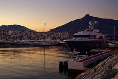 Τα γιοτ πολυτέλειας και οι βάρκες μηχανών έδεσαν στη μαρίνα Puerto Banus Marbella, Ισπανία στοκ εικόνες Τα γιοτ πολυτέλειας και οι βάρκες μηχανών έδεσαν στη μαρίνα Puerto Banus Marbella, Ισπανία στοκ εικόνες