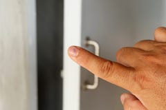 Τα δάχτυλά της αιμορραγούσαν λόγω του σφιγκτήρα πορτών στοκ φωτογραφίες με δικαίωμα ελεύθερης χρήσης Τα δάχτυλά της αιμορραγούσαν λόγω του σφιγκτήρα πορτών στοκ φωτογραφίες με δικαίωμα ελεύθερης χρήσης