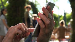 Τα δάχτυλα του χεριού χτυπούν στον τηλεφωνικό αισθητήρα κυττάρων Τα δάχτυλα του χεριού χτυπούν στον τηλεφωνικό αισθητήρα κυττάρων