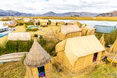 Τα επιπλέοντα νησιά στη λίμνη Titicaca Puno, Περού, Νότια Αμερική, το σπίτι. Πυκνή ρίζα που φυτεύει Khili στοκ εικόνα με δικαίωμα ελεύθερης χρήσης Τα επιπλέοντα νησιά στη λίμνη Titicaca Puno, Περού, Νότια Αμερική, το σπίτι. Πυκνή ρίζα που φυτεύει Khili στοκ εικόνα με δικαίωμα ελεύθερης χρήσης