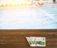 Τα ευρο- χρήματα στο υπόβαθρο της TV από κάποιο παρουσιάζουν πόλο νερού, αθλητική στοιχημάτιση, ευρο- στοκ φωτογραφία με δικαίωμα ελεύθερης χρήσης Τα ευρο- χρήματα στο υπόβαθρο της TV από κάποιο παρουσιάζουν πόλο νερού, αθλητική στοιχημάτιση, ευρο- στοκ φωτογραφία με δικαίωμα ελεύθερης χρήσης