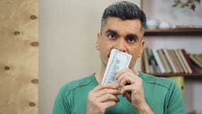 Τα ευτυχή μέσης ηλικίας μετρώντας δολάρια ατόμων, απροσδόκητη λαχειοφόρος αγορά κερδίζουν, εύκολα χρήματα φιλμ μικρού μήκους Τα ευτυχή μέσης ηλικίας μετρώντας δολάρια ατόμων, απροσδόκητη λαχειοφόρος αγορά κερδίζουν, εύκολα χρήματα φιλμ μικρού μήκους