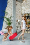 Τα ευτυχή παιδιά συσκεύασαν μια βαλίτσα σε ένα ταξίδι Έννοια, lifestyl στοκ φωτογραφίες με δικαίωμα ελεύθερης χρήσης Τα ευτυχή παιδιά συσκεύασαν μια βαλίτσα σε ένα ταξίδι Έννοια, lifestyl στοκ φωτογραφίες με δικαίωμα ελεύθερης χρήσης