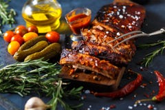Τα εύγευστα ψημένα στη σχάρα πλευρά καρύκεψαν με μια πικάντικη σάλτσα ραντίσματος και εξυπηρέτησαν με τεμαχισμένος στοκ φωτογραφία με δικαίωμα ελεύθερης χρήσης Τα εύγευστα ψημένα στη σχάρα πλευρά καρύκεψαν με μια πικάντικη σάλτσα ραντίσματος και εξυπηρέτησαν με τεμαχισμένος στοκ φωτογραφία με δικαίωμα ελεύθερης χρήσης