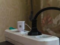 Τα ηλεκτρικά βουλώματα με τα σκοινιά σύνδεσαν με τη λουρίδα ηλεκτρικής δύναμης με το on-off διακόπτη, λογαριασμός ηλεκτρικής ενέρ στοκ φωτογραφίες με δικαίωμα ελεύθερης χρήσης Τα ηλεκτρικά βουλώματα με τα σκοινιά σύνδεσαν με τη λουρίδα ηλεκτρικής δύναμης με το on-off διακόπτη, λογαριασμός ηλεκτρικής ενέρ στοκ φωτογραφίες με δικαίωμα ελεύθερης χρήσης