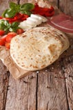 Τα ιταλικά έψησαν πρόσφατα την επίπεδη κινηματογράφηση σε πρώτο πλάνο piadina ψωμιού κάθετος Στοκ Εικόνες Τα ιταλικά έψησαν πρόσφατα την επίπεδη κινηματογράφηση σε πρώτο πλάνο piadina ψωμιού κάθετος Στοκ Εικόνες