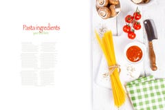 Τα ιταλικά μακαρόνια, champignon, τα ξηρά μανιτάρια, η σάλτσα ντοματών, οι φρέσκες ντομάτες κερασιών, και τα καρυκεύματα σε ένα ξ Στοκ εικόνα με δικαίωμα ελεύθερης χρήσης Τα ιταλικά μακαρόνια, champignon, τα ξηρά μανιτάρια, η σάλτσα ντοματών, οι φρέσκες ντομάτες κερασιών, και τα καρυκεύματα σε ένα ξ Στοκ εικόνα με δικαίωμα ελεύθερης χρήσης