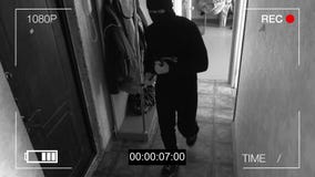 Τα κάμερα παρακολούθησης επίασαν το ληστή σε μια μάσκα με έναν λοστό φιλμ μικρού μήκους Τα κάμερα παρακολούθησης επίασαν το ληστή σε μια μάσκα με έναν λοστό φιλμ μικρού μήκους