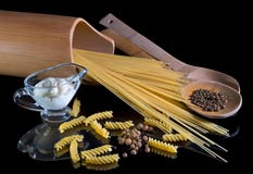 Τα κίτρινα ιταλικά ζυμαρικά, μακαρόνια, μαύρο πιπέρι ενάντια στο Μαύρο απομόνωσαν το υπόβαθρο Μια όμορφη ακόμα ζωή Μια κινηματογρ στοκ φωτογραφίες Τα κίτρινα ιταλικά ζυμαρικά, μακαρόνια, μαύρο πιπέρι ενάντια στο Μαύρο απομόνωσαν το υπόβαθρο Μια όμορφη ακόμα ζωή Μια κινηματογρ στοκ φωτογραφίες