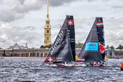 Τα καταμαράν του Red Bull που πλέουν την ομάδα και Alinghi στον ακραίο πλέοντας νόμο 5 σειράς καταμαράν συναγωνίζονται στη Αγία Π στοκ φωτογραφίες Τα καταμαράν του Red Bull που πλέουν την ομάδα και Alinghi στον ακραίο πλέοντας νόμο 5 σειράς καταμαράν συναγωνίζονται στη Αγία Π στοκ φωτογραφίες