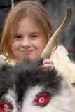 Τα κορίτσια Kukeri, μίμοι με προσωπείο παιδιών εκτελούν τα τελετουργικά με τα κοστούμια και τα μεγάλα κουδούνια στο διεθνές φεστι στοκ εικόνες Τα κορίτσια Kukeri, μίμοι με προσωπείο παιδιών εκτελούν τα τελετουργικά με τα κοστούμια και τα μεγάλα κουδούνια στο διεθνές φεστι στοκ εικόνες